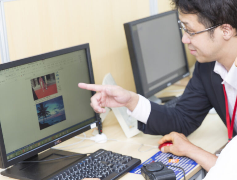 講師が画面を指さしながら、体験レッスンで教えている様子