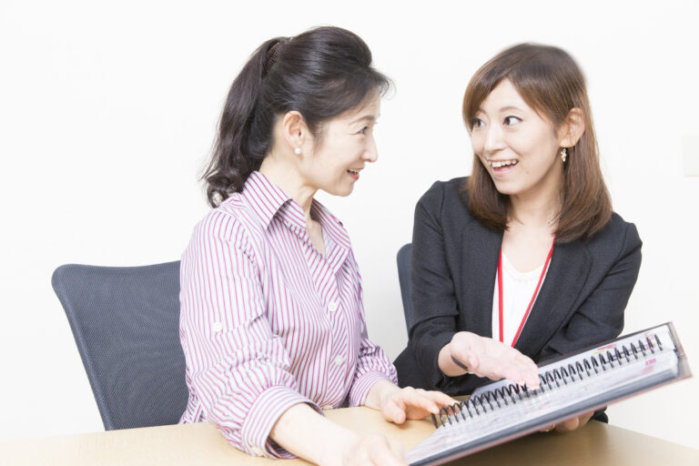 講師が資料を見せながら、通い方を相談している様子