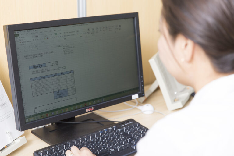 受講生が Excel で書類を作っている様子